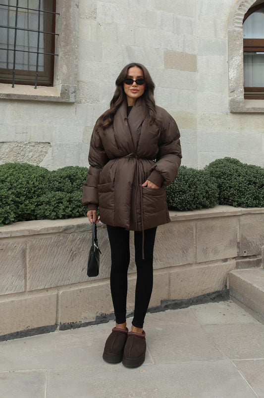 KAHVERENGI ÖNÜ BAĞLAMA DETAYLI ŞIŞME MONT