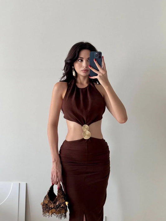 Kahverengi Toka Detaylı Büzgülü Midi Elbise