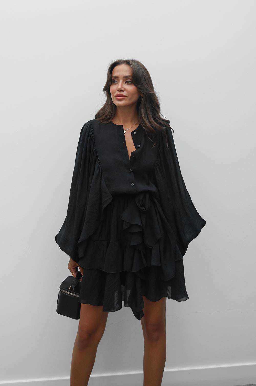 SIYAH HACIMLI BALON KOLLU ELBISE